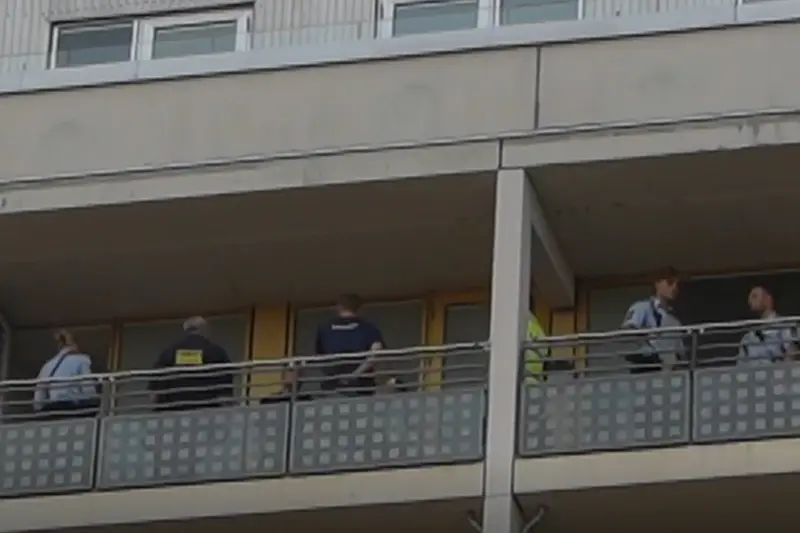 عناصر من الشرطة الدنماركية أمام شقة الشاب المتهم في قضية وفاة فتاتين في آورهوس – من تغطية TV2 Østjylland