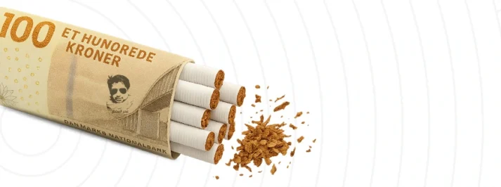 علبة سجائر دنماركية ملفوفة بورقة نقدية فئة 100 كرون مع شعار "السيجارة تحرق الجيب قبل الرئة