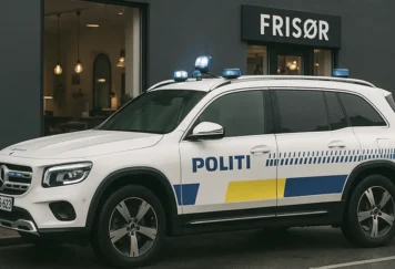 سيارة شرطة دنماركية أمام صالون حلاقة في كوبنهاجن – ترمز لقضية تبييض أموال