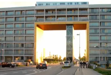 العمارة السكنية في بغابغاند بمدينة آورهوس حيث وقعت حادثة وفاة فتاتين بسبب تعاطي المخدرات