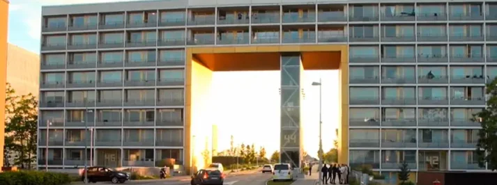 العمارة السكنية في بغابغاند بمدينة آورهوس حيث وقعت حادثة وفاة فتاتين بسبب تعاطي المخدرات