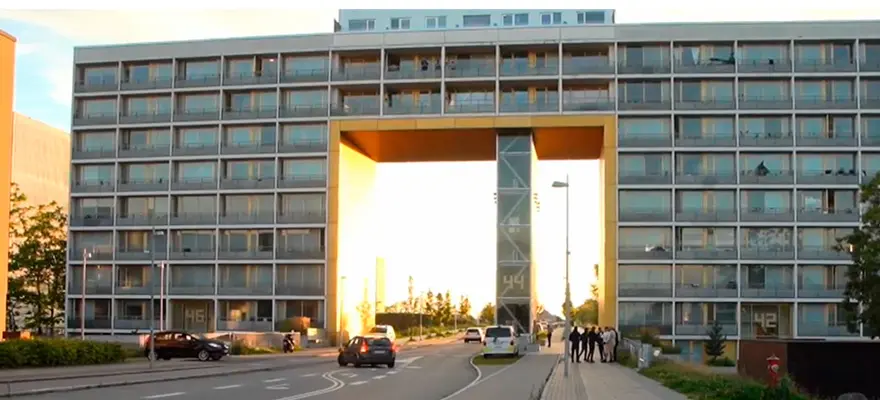 العمارة السكنية في بغابغاند بمدينة آورهوس حيث وقعت حادثة وفاة فتاتين بسبب تعاطي المخدرات