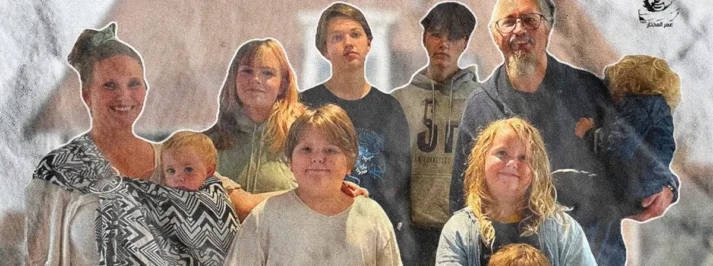 عائلة دنماركية 9 أطفال: ليندا وجلِن مع أبنائهما الثمانية والرضيع — صورة عائلية لخبر المولود التاسع في الدنمارك